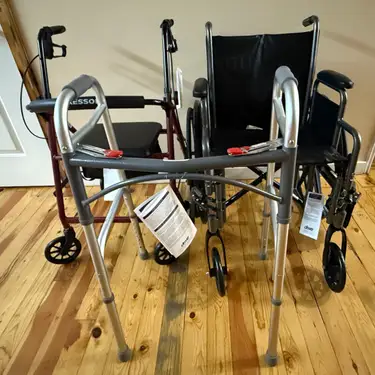 Ayudas de movilidad (silla de ruedas, andador, rollator) proporcionadas por Golden Gate Medical Supply Ayudas de movilidad (silla de ruedas, andador, rollator) proporcionadas por Golden Gate Medical Supply